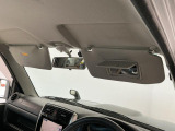 【サンバイザー】車内で身だしなみを整えるためのバニティミラーがセット。お化粧直しや髪型のチェックに活用できます。