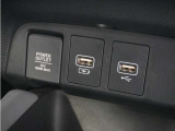 ◆USBチャージャー、12Vの電源ソケット◆使いやすい場所に装備されています。