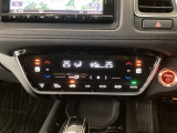 【左右独立オートエアコン】左右席で独立温度コントロールが可能です。運転席はキンキンに冷やして助手席はマイルドにと言った設定が可能です☆暑さ寒さでケンカすることもなくなりますね♪