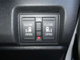 両側電動スライドドアです。運転席やキーレスから開閉が出来てとても重宝します。
