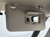 サンバイザーに鏡がついてますので車から降りる前に身だしなみチェック出来ます。