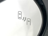 【ブラインドスポットモニター】走行中、ドアミラーの死角になりやすい箇所に後続車が接近するとサイドミラーのレンズに警告を表示!ドライバーに注意喚起をしてくれます。