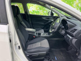 運転席まわりまで見渡しやすく、前席は体を預けやすい形状です。落ち着いた色合いで車内に統一感があり、乗り降りの際にも足元やシート位置を確認しやすい空間です。