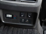 後部座席空調吹出し口の下にはシートヒータースイッチとAタイプCタイプのUSB電源ソケットが付いています。