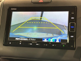 リバースギアに入れるだけで後方の表示へ切り替わります。夜間や雨の日の駐車も楽になりますよ。