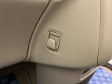 【ショッピングフック】買い物袋などを引っ掛けるためのショッピングフックが付いています。