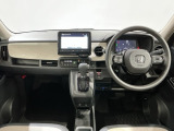 使いやすいレイアウトのダッシュボード周辺です。オートエアコンや小物入れなど嬉しい装備が満載です。
