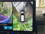 後方映像に加えて車両を上から見た表示も確認でき、周囲の位置関係を把握する際に役立ちます。駐車スペースへの出し入れや、車庫入れ時の確認をサポートする便利な装備です。