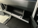 【グローブボックス】収納スペースが沢山あるので車内が散らからずに助かります。ちょっとした物を入れるのにいいですね♪