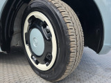車両デザインに調和するホイールカバーを装備。タイヤの溝の状態もご確認ください。