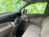 助手席側から運転席や前方を見渡せる室内で、座面にもゆとりが感じられます。明るい色調で車内がすっきりとまとまり、同乗者にも落ち着いて過ごしていただける空間です。