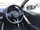 運転席は運転に集中出来るようなデザインになっており、操作のボタンも押しやすい位置にあります。