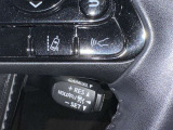 クルーズコントロール機能が付いています。 速度を設定するとアクセルを踏まなくても一定の速度で走ることができます。  高速道路ではとても便利な装置なんです。