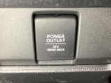 その下のアクセサリーソケットはUSBのアダプターをつければ移動中に充電もできるので便利です。