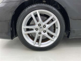 純正アルミホイールが車の雰囲気を引き立てますね!