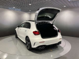 メルセデス・ベンツはドイツ本国シュツットガルト近郊でのメルセデス自車が関わった重大事故を、40年以上に亘って調査しています。エアバッグやシートベルトテンショナーは、この調査の結果生み出されました。