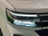 対象物が見やすく白く明るい光で夜間走行をサポートするLEDヘッドランプを搭載