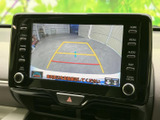後方の様子とガイドラインを画面で確認でき、駐車時の周囲確認に役立ちます。見えにくい後方を把握しやすく、車庫入れや切り返しをサポートしてくれます。