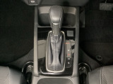 CVT車のセレクトレバーです。低速から高速まで、変速ショックのないスムーズな走りと、エンジン効率のよい領域を維持して燃費にも貢献します。