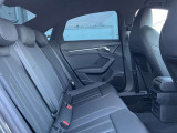 体を支えるためにシートを硬めにしております。長時間の運転でも疲れにくいように、サポート力重視で設計されております。