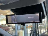 スマートルームミラーは、車両後方に設置されたカメラの映像を、ルームミラーに映し出すことで、死角をなくし、安全性を向上させることができます。また、夜間や雨天時でも、クリアな映像を映し出すことができます。
