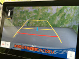 後方の様子を画面で確認しながら、ガイド線を目安に駐車位置を把握できます。周囲の安全を目視でも確かめつつ、車庫入れや駐車時の後退をサポートする便利な装備です。