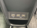 充電用USBジャックとナビ連動用のUSBジャックです☆彡