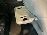 前席背面の格納式のテーブルは後部座席での食事や、スマホ・タブレットでの動画視聴などさまざまな用途で活躍します。