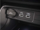 ◆12V電源ソケット◆スマートフォンの充電等にも便利な電源ソケット!使いやすい場所に装備されています。