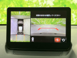 後方映像に加えて車両周辺の表示も確認でき、駐車時の周囲確認をサポートします。画面には目安となるガイドラインも表示され、落ち着いて操作しやすい装備です。