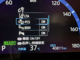 隣車線を走る車両をレーダーで検知し、ドアミラーでは確認しにくい後側方エリアに存在する車両に加え、急接近してくる車両も検知します。車両を検知するとドアミラーに搭載されたLEDインジケーターが点灯します。