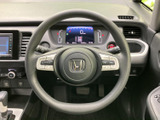 ステアリングの左右に複数のスイッチが配置され、運転姿勢を保ちながら手元で操作しやすい設計です。メーターや画面を見ながら使えるため、日々の運転をサポートする便利な装備です。