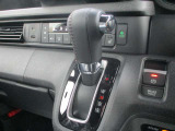 シフトレバーのお写真です。運転席から手を伸ばしやすく、操作しやすい位置にあります。