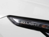 【IQ.LIGHT】 対向車や先行車のドライバーを眩惑することなく、前方の路面と路肩を広範囲に明るく照らすことができるマトリックスLEDヘッドライトを装備。快適なドライブをアシストします。