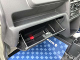 助手席側には大きなグローブボックスが付いています。