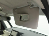 日よけはもちろん、身だしなみのチェックに便利なミラーと、有料道路の通行券などが収納できるホルダーを備えています。