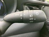 レバーに各種マークが表示され、機能を目で確認しやすい配置です。運転席から手を伸ばして扱える位置にあり、必要な操作を把握しやすい設計で、日常の運転をサポートします。