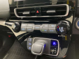 オートエアコンは温度を設定するだけで、自動で風量などを設定してくれます。運転しながら操作も必要ないので、安全性も向上します。