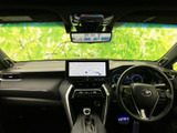 運転席から助手席まで見渡しやすいレイアウトで、前方の視界も広々。中央の画面や計器類がまとまり、毎日の移動でも落ち着いて過ごせる空間です。