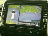 後方の映像に加え、車両周辺を確認する画面も表示されます。駐車時に目視だけでは把握しにくい場所を確認する助けとなり、駐車操作に不安のある方にも心強い装備です。