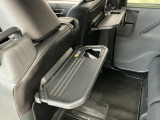 【格納式シートバックテーブル】車内でのお食事などで活躍♪カップホルダーも備えています。