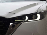 【LEDヘッドライト】明るく白い光で夜の視界を確保し、安全運転をサポート。シャープなデザインと美しい光のラインが、フロントフェイスを精悍に演出しています。