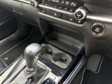 運転席と助手席の間にはドリンクホルダーと小物入れが!必要な時にさっと取り出せます◎