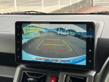 後方の様子を画面で確認しながら駐車でき、車庫入れや狭い場所での切り返しをサポートします。目安となるガイド線も表示され、周囲を確かめる際に役立ちます。