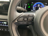 運転中、オーディオの操作をしてて、ハッとしたことはありませんか?ステアリングスイッチは、運転中でもハンドルでオーディオの操作が可能です。安全なドライブをサポートします。