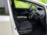 運転席まわりは前方を見渡しやすい配置で、シートに腰掛けた際の視界も確認できます。落ち着いた色合いのシートとすっきりした足元で、日常の移動を快適にお過ごしいただけます。