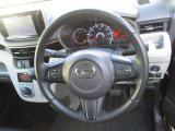 オーディオの音量やチャンネル操作ができるスイッチが、ハンドルに付いています。運転中でも、操作が行えて非常に安全・便利です!