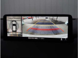 【360&deg;ビュー・モニター】専用カメラにより上から見下ろしたような視点で360度クルマの周囲を確認することができます。駐車が苦手な方でも縦列駐車や幅寄せ時に活躍してくれます。