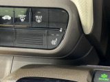 運転席にはシートヒーターが付いてます。寒い冬でもスイッチONで座面をあたたかくして、ドライブをさらに快適にしてくれます。シフトまわりにあるスイッチでHIとLOの2段階に温度設定が可能です。