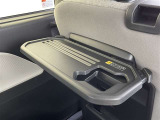 ちょっとした休憩に便利なシートバックテーブル付